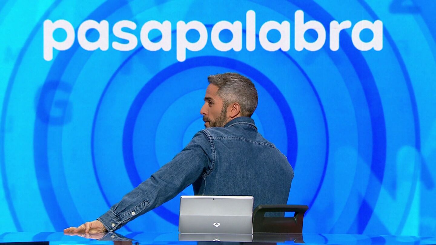 El ins&oacute;lito motivo por el que Roberto Leal decide dar la espalda a los invitados de Pasapalabra