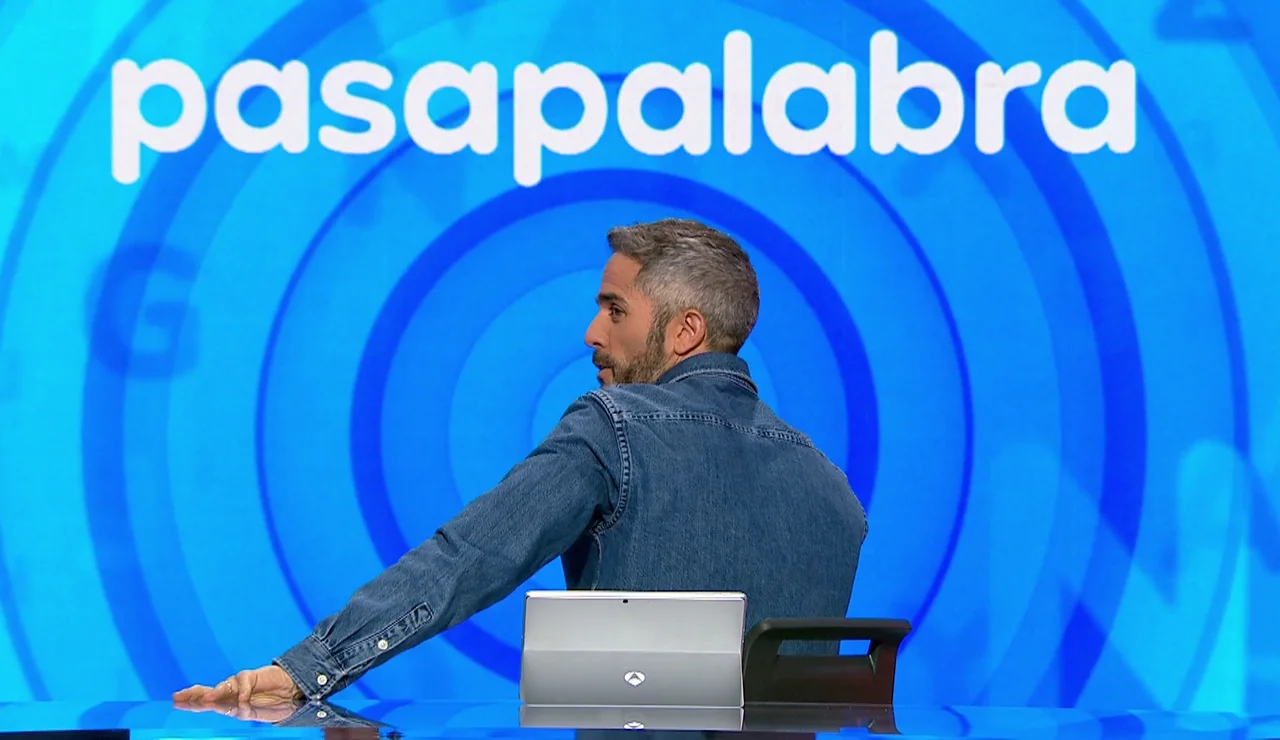 El insólito motivo por el que Roberto Leal decide dar la espalda a los invitados de Pasapalabra