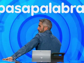 El insólito motivo por el que Roberto Leal decide dar la espalda a los invitados de Pasapalabra El insólito motivo por el que Roberto Leal decide dar la espalda a los invitados de Pasapalabra