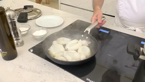 Sazona las sepias, introdúcelas (a tandas) en la sartén, dóralas brevemente Sazona las sepias, introdúcelas (a tandas) en la sartén, dóralas brevemente