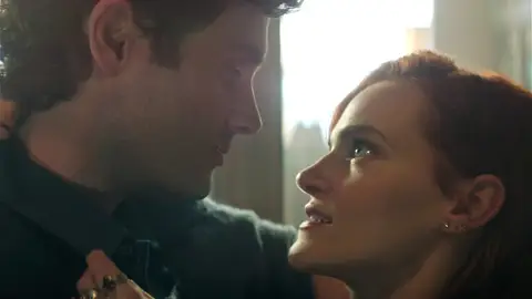 Penn Badgley y Madeline Brewer en You Penn Badgley y Madeline Brewer en You
