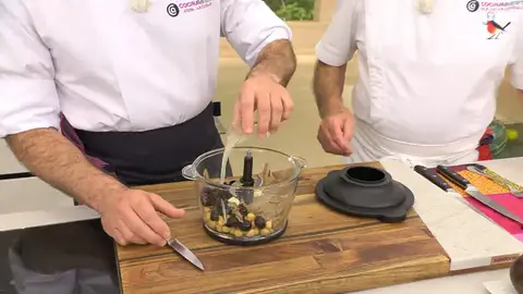 Tritura los ingredientes hasta que queden reducidos a una pasta Tritura los ingredientes hasta que queden reducidos a una pasta
