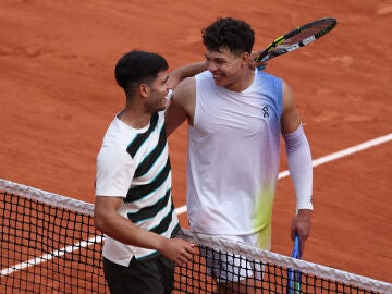  Carlos Alcaraz y Ben Shelton se saludan tras el partido
