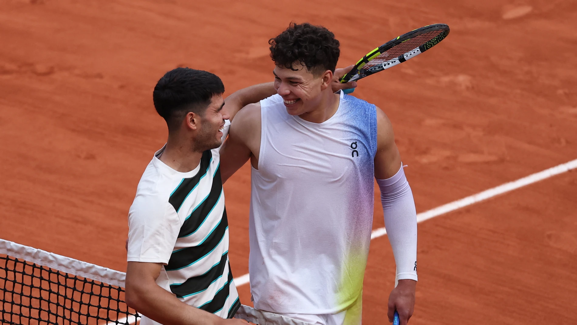 Carlos Alcaraz y Ben Shelton se saludan tras el partido Carlos Alcaraz y Ben Shelton se saludan tras el partido