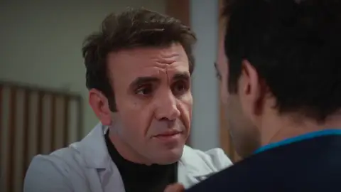 Timur impide la renuncia de Evren y le advierte: “No es el momento de hundir la reputación del hospital” Timur impide la renuncia de Evren y le advierte: “No es el momento de hundir la reputación del hospital”