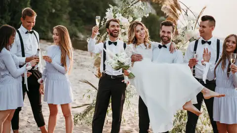 Los novios con los invitados de su boda Los novios con los invitados de su boda
