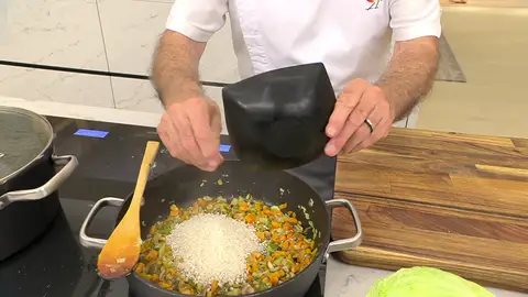 Añade el arroz, rehógalo ligeramente y vierte el caldo Añade el arroz, rehógalo ligeramente y vierte el caldo