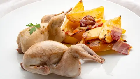 Codornices al horno con patatas y panceta, de Karlos Arguiñano: "Tienen muy poca grasa, se cocinan fácil y son muy ricas" Codornices al horno con patatas y panceta, de Karlos Arguiñano: "Tienen muy poca grasa, se cocinan fácil y son muy ricas"