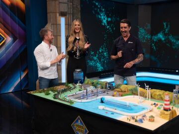 &iexcl;Asombroso! Marron demuestra la eficacia de los circuitos el&eacute;ctricos acu&aacute;ticos en una 'ciudad' dedicada a Elle Macpherson 