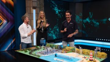 ¡Asombroso! Marron demuestra la eficacia de los circuitos eléctricos acuáticos en una 'ciudad' dedicada a Elle Macpherson 