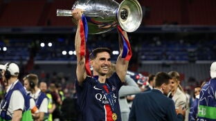 Fabi&aacute;n Ruiz levanta el trofeo de la Champions League en el Allianz Arena
