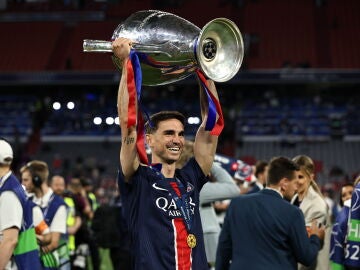 Fabián Ruiz levanta el trofeo de la Champions League en el Allianz Arena