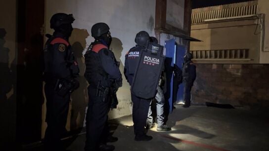 M&aacute;s de 400 agentes en un operativo contra el tr&aacute;fico de armas y drogas en Barcelona y Girona