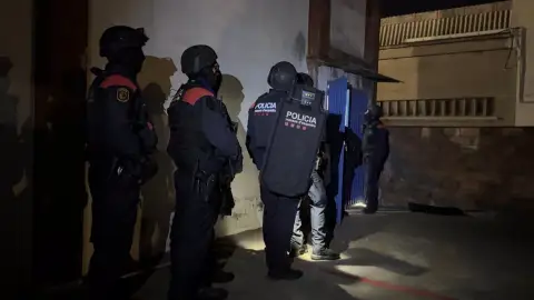 Más de 400 agentes en un operativo contra el tráfico de armas y drogas en Barcelona y Girona Más de 400 agentes en un operativo contra el tráfico de armas y drogas en Barcelona y Girona