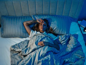 Mujer despierta en la cama Mujer despierta en la cama