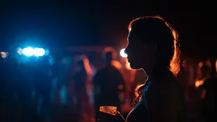 Una joven bebiendo en una fiesta Una joven bebiendo en una fiesta