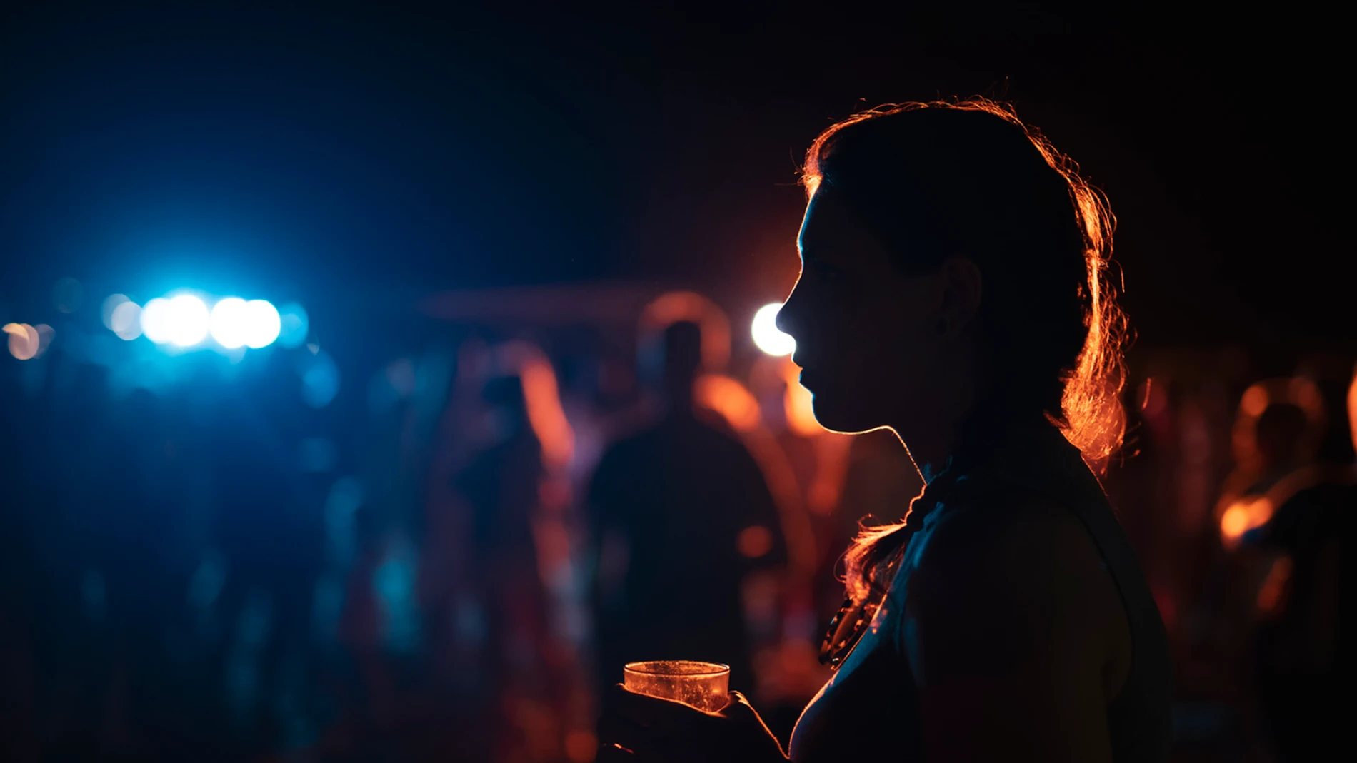 Una joven bebiendo en una fiesta Una joven bebiendo en una fiesta