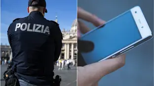 Un agente de policía italiano junto a un móvil en imágenes de archivo Un agente de policía italiano junto a un móvil en imágenes de archivo