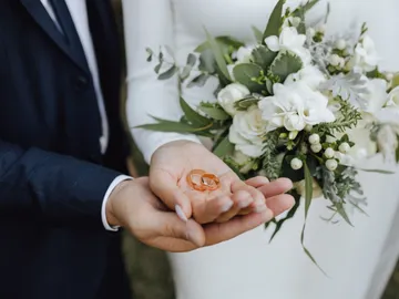 Novios con los anillos el día de su boda Novios con los anillos el día de su boda