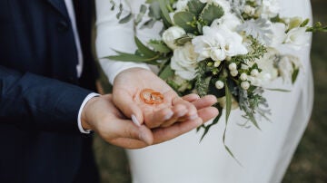 Novios con los anillos el día de su boda