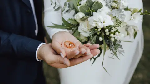Novios con los anillos el día de su boda Novios con los anillos el día de su boda