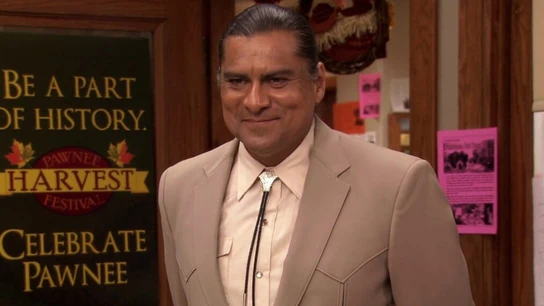 El actor Jonathan Joss en Parks and Recreation El actor Jonathan Joss en Parks and Recreation