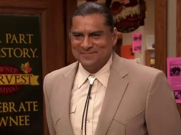 El actor Jonathan Joss en Parks and Recreation El actor Jonathan Joss en Parks and Recreation