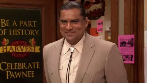 El actor Jonathan Joss en Parks and Recreation El actor Jonathan Joss en Parks and Recreation