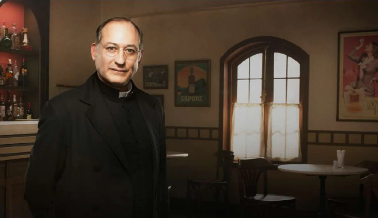 Daniel Albaladejo es Don Agustín, el cura de la colonia de la Reina