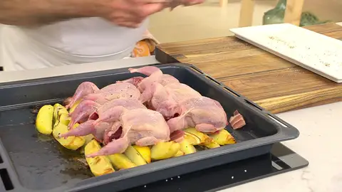 Salpimienta las codornices y colócalas sobre las patatas Salpimienta las codornices y colócalas sobre las patatas
