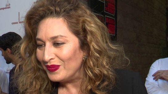 Estrella Morente atendiendo a los medios de comunicaci&oacute;n