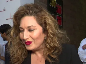 Estrella Morente atendiendo a los medios de comunicación Estrella Morente atendiendo a los medios de comunicación