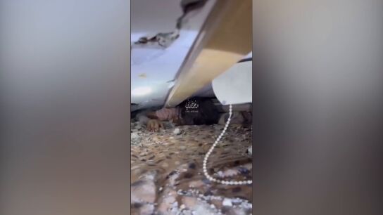 V&iacute;deo: Ag&oacute;nicas im&aacute;genes de un ni&ntilde;o atrapado bajo los escombros tras un nuevo ataque israel&iacute; en Gaza
