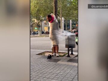 Atan a un novio a un árbol en su despedida de soltero