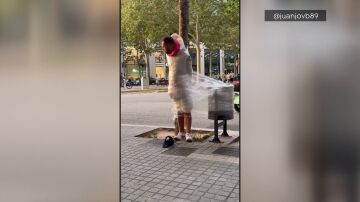 Atan a un novio a un árbol en su despedida de soltero