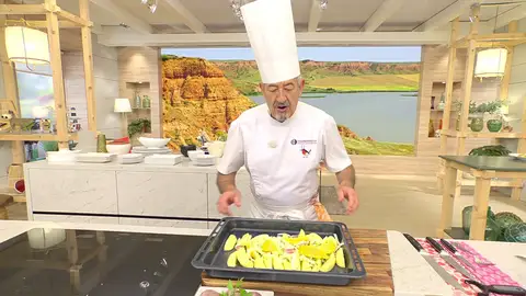 Pasa los ingredientes a una bandeja de horno Pasa los ingredientes a una bandeja de horno