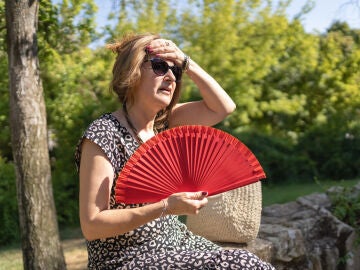 Una mujer acalorada en plena ola de calor