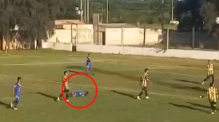 El futbolista Enzo Pittau, en el momento de desplomarse en mitad del partido