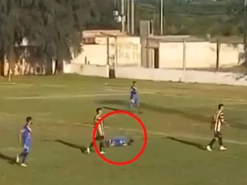 El futbolista Enzo Pittau, en el momento de desplomarse en mitad del partido