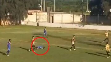 El futbolista Enzo Pittau, en el momento de desplomarse en mitad del partido