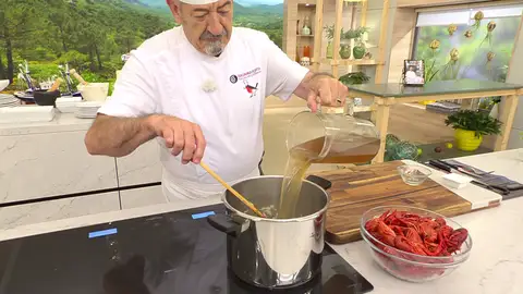 Incorpora 1 cucharada de perejil picado y el caldo de carne Incorpora 1 cucharada de perejil picado y el caldo de carne