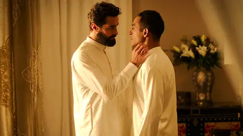 Un matrimonio como tapadera y una gran deuda de diamantes: esta es la verdadera historia que se oculta tras Omar y Eva Un matrimonio como tapadera y una gran deuda de diamantes: esta es la verdadera historia que se oculta tras Omar y Eva