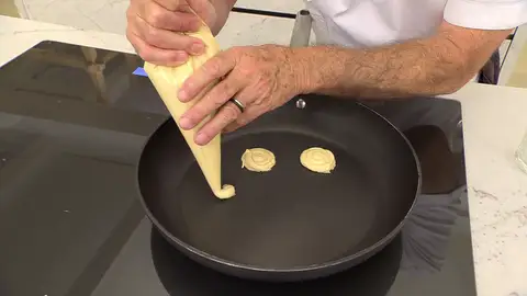 Forma 5 tortitas sobre la sartén Forma 5 tortitas sobre la sartén
