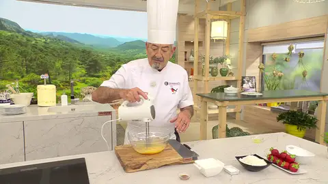 Agrega la esencia de vainilla y yogur Agrega la esencia de vainilla y yogur