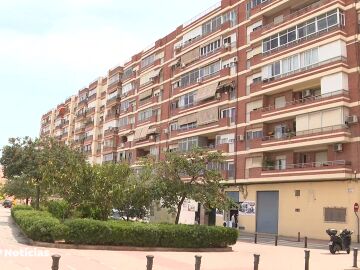 Edificio donde una pareja convivir dos meses con el cadáver de un Policía Nacional que los acogió en su casa
