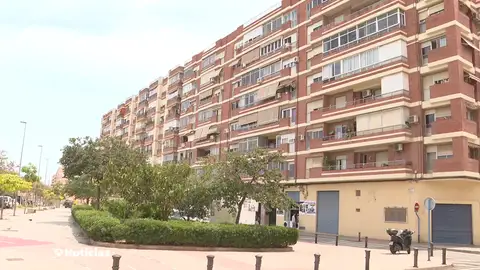 Edificio donde una pareja convivir dos meses con el cadáver de un Policía Nacional que los acogió en su casa Detienen a una pareja acusada de convivir dos meses con el cadáver de un Policía Nacional que los acogió en su casa