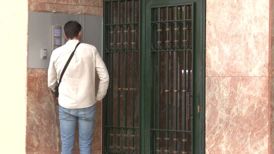 Una vecina de Alicante asegura que la pareja detenida trataba mal al polic&iacute;a y sospecha que se metieron a la fuerza