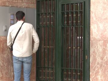 Una vecina de Alicante asegura que la pareja detenida trataba mal al policía y sospecha que se metieron a la fuerza
