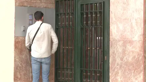 Una vecina de Alicante asegura que la pareja detenida trataba mal al policía y sospecha que se metieron a la fuerza Una vecina de Alicante asegura que la pareja detenida trataba mal al policía y sospecha que se metieron a la fuerza