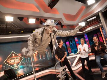 Marron dej&oacute; sin palabras a Jean Reno con un truco callejero que desaf&iacute;a la l&oacute;gica